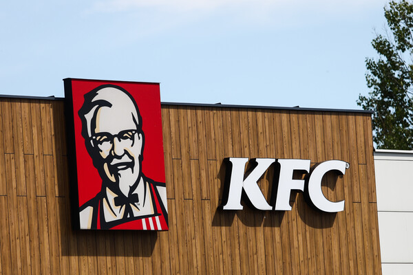 Σάλος με τα KFC στη Γερμανία: «Γιορτάστε τη Νύχτα των Κρυστάλλων με τραγανό κοτόπουλό»