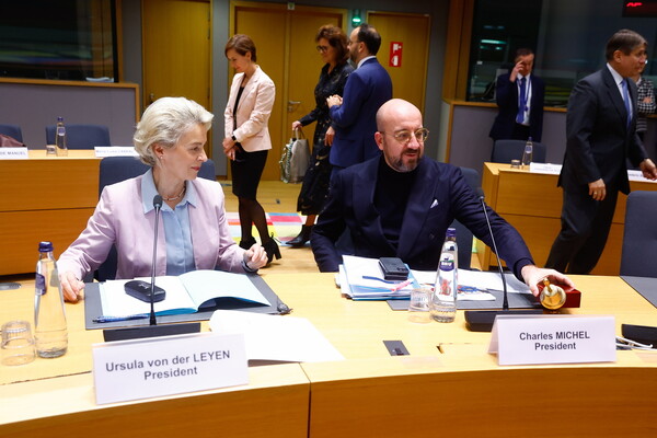 Μια δυσλειτουργική σχέση στην καρδιά της ΕΕ- Οι κόντρες μεταξύ Ούρσουλα φον ντερ Λάιεν και Σαλ Μισέλ 