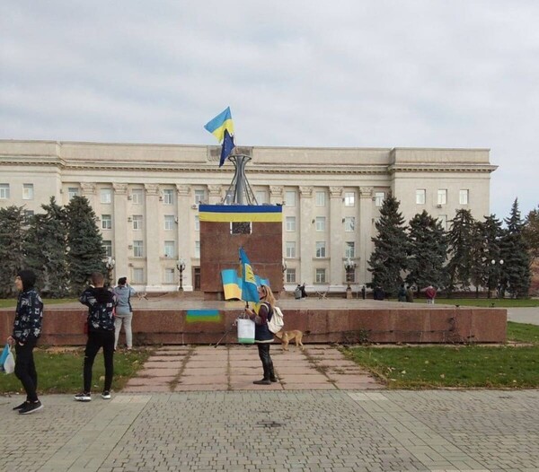 Χερσώνα: Ουκρανικές σημαίες στο κέντρο της πόλης - Υποχωρούν οι Ρώσοι