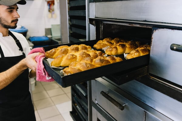 Μυρωδάτο τσουρέκι, βασιλόπιτα όλο τον χρόνο και αυθεντικές, πολίτικες γεύσεις στο Πελίτ