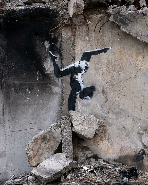 Ουκρανία: Γκράφιτι του Banksy σε βομβαρδισμένη πολυκατοικία στην Μποροντιάνκα