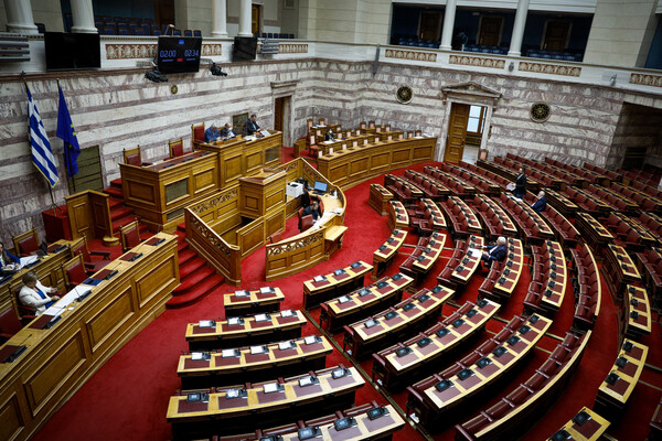 Κόντρα ΣΥΡΙΖΑ-Οικονόμου: «Υπουργοί παρακολουθούνταν και από την ΕΥΠ»-«Καταθέστε στοιχεία»