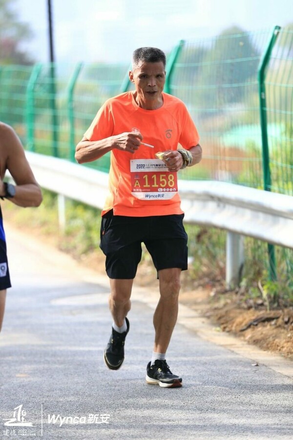 Chinese man 'runs marathon in just three and a half hours despite CHAIN SMOKING for the entire 42 kilometres'