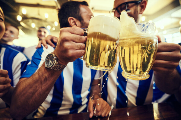 12 λίρες για μια μπύρα στο Μουντιάλ του Κατάρ και «κόφτη» στις παραγγελίες αλκοόλ 