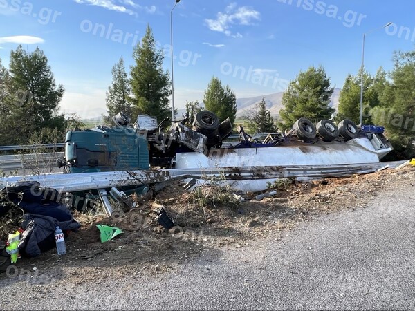 Λάρισα: Ανατροπή βυτιοφόρου με εύφλεκτο υλικό- Μεγάλη επιχείρηση στο σημείο
