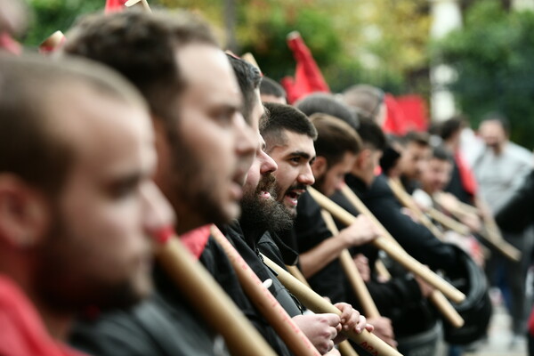 Πολυτεχνείο: Επίθεση με μολότοφ στις αστυνομικές δυνάμεις στην Κλαυθμώνος