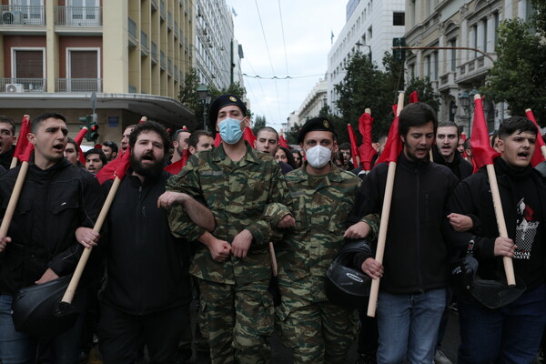 Πολυτεχνείο: Επίθεση με μολότοφ στις αστυνομικές δυνάμεις στην Κλαυθμώνος