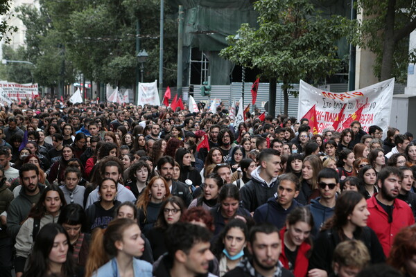 Πολυτεχνείο: Επίθεση με μολότοφ στις αστυνομικές δυνάμεις στην Κλαυθμώνος