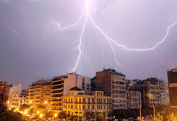 Καιρός: Έντονες καταιγίδες τις επόμενες ώρες - Η προειδοποίηση Αρναούτογλου