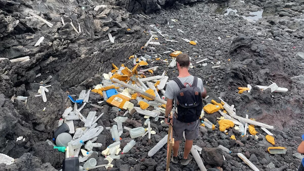 Πλαστικά σκουπίδια από όλο τον κόσμο βρέθηκαν σε απομακρυσμένο βρετανικό νησί