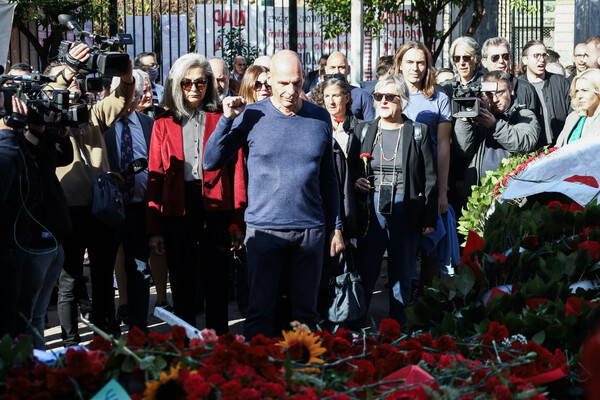 Όταν σφίγγουν το χέρι-Φωτορεπορτάζ για την επέτειο του Πολυτεχνείου