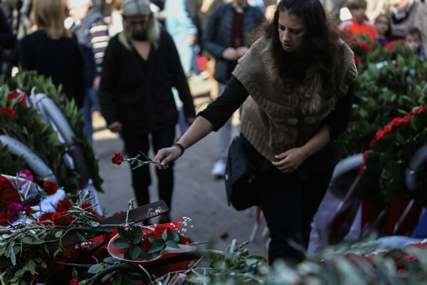 Όταν σφίγγουν το χέρι-Φωτορεπορτάζ για την επέτειο του Πολυτεχνείου