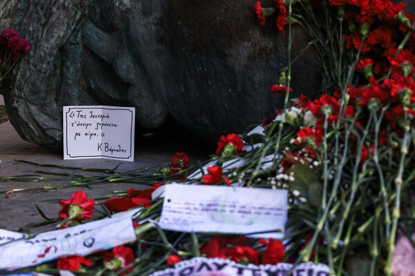 Όταν σφίγγουν το χέρι-Φωτορεπορτάζ για την επέτειο του Πολυτεχνείου