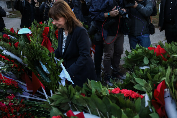 Η Σακελλαροπούλου κατέθεσε στεφάνι στο Πολυτεχνείο- «Διαρκής και απαιτητικός ο αγώνας για τη δημοκρατία»