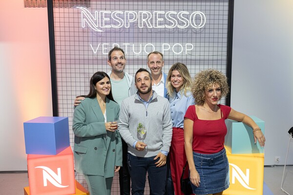 Vertuo Pop: Η επανάσταση στον καφέ αποκτά χρώμα με τη νέα μηχανή της Nespresso