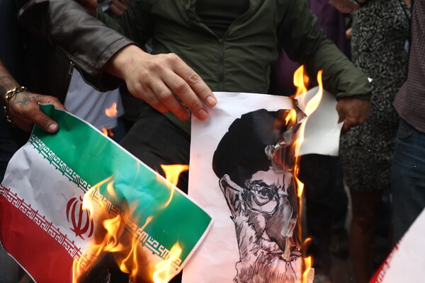 Ιράν: Διαδηλωτές βάζουν φωτιά στο σπίτι του Χομεϊνί