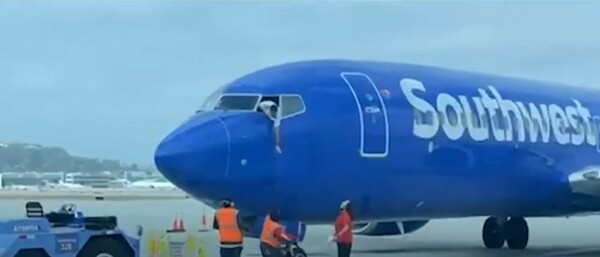 Πιλότος κρεμάστηκε έξω από το παράθυρο του κόκπιτ για να πιάσει το κινητό επιβάτη 