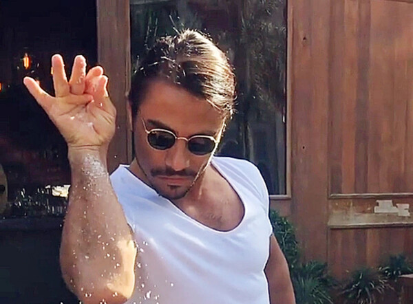 «Salt Bae»: Πλήρωσαν πάνω από 150.000€ για τα πιάτα του –Πόσταρε την απόδειξη στο Instagram