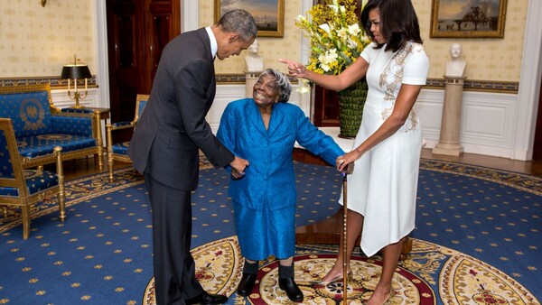 Πέθανε στα 113 της χρόνια η υπεραιωνόβια που είχε χορέψει με τους Ομπάμα στον Λευκό Οίκο