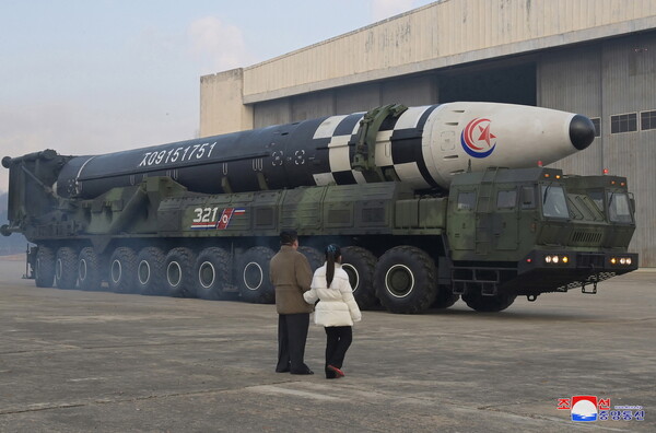 Ο Κιμ Γιονγκ Ουν αποκάλυψε την κόρη του- Κατά την εκτόξευση διηπειρωτικού βαλλιστικού πυραύλου