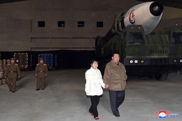 Ο Κιμ Γιονγκ Ουν αποκάλυψε την κόρη του- Κατά την εκτόξευση διηπειρωτικού βαλλιστικού πυραύλου