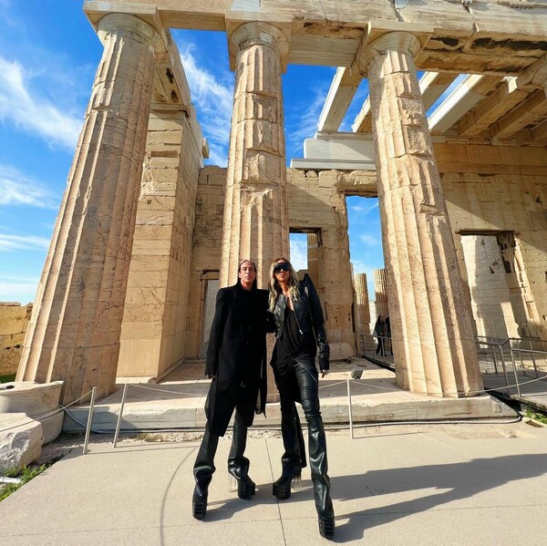 Rick Owens και Tyrone Dylan στην Ελλάδα: Ποζάρουν μαζί στην Ακρόπολη- «Hunting for Ήλιος»