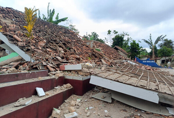 Κατάρρευση κτιρίου στην Ινδονήσια
