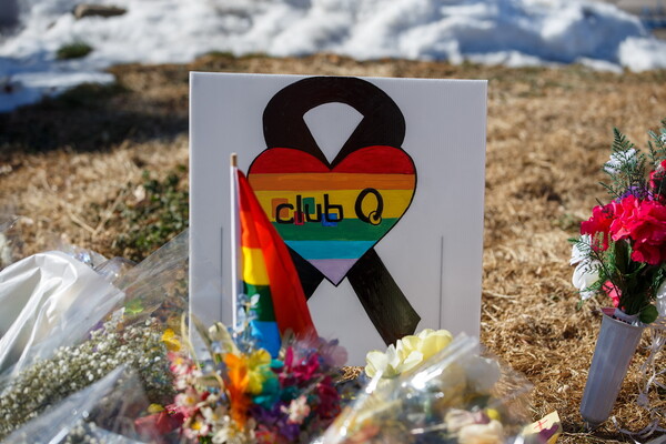 Πυροβολισμοί σε γκέι κλαμπ: Την επίθεση τερμάτισαν ένας πατέρας και μια drag περφόρμερ