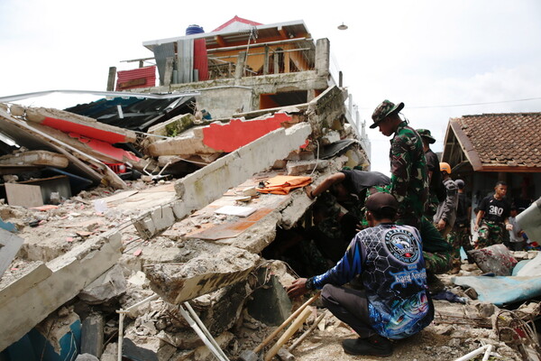 Ινδονησία: Εκατόμβες νεκρών μετά τον φονικό σεισμό - Αγωνία για τους αγνοουμένους