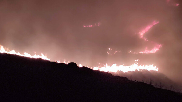 Φωτιά στη Λήμνο: Καίει σε τρία μέτωπα
