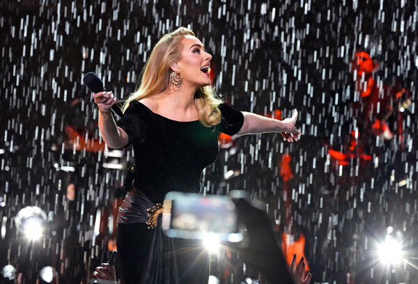 Adele: Η στιγμή που «εξαφανίζεται» με μαγικό τρόπο από την σκηνή