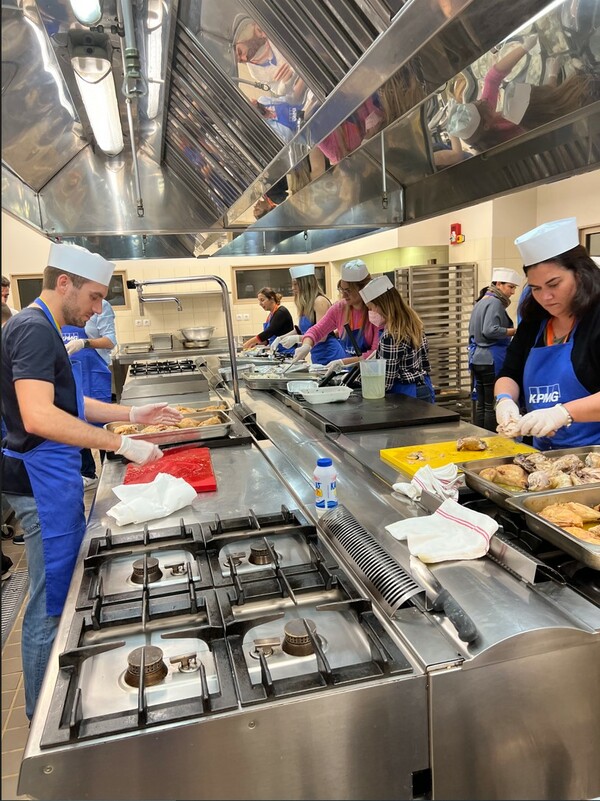 “Cook for Good”: Οι εργαζόμενοι της KPMG στην Ελλάδα μαγείρεψαν 250 μερίδες φαγητού για ένα καλύτερο αύριο