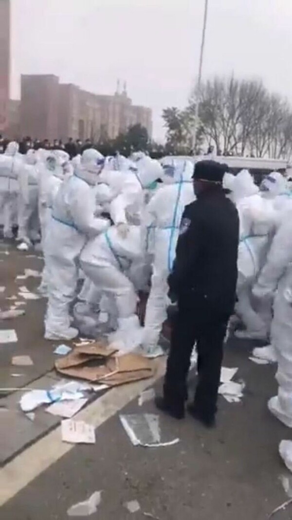 Βία και οργή σε διαδηλώσεις στο εργοστάσιο της iphone στην Κίνα
