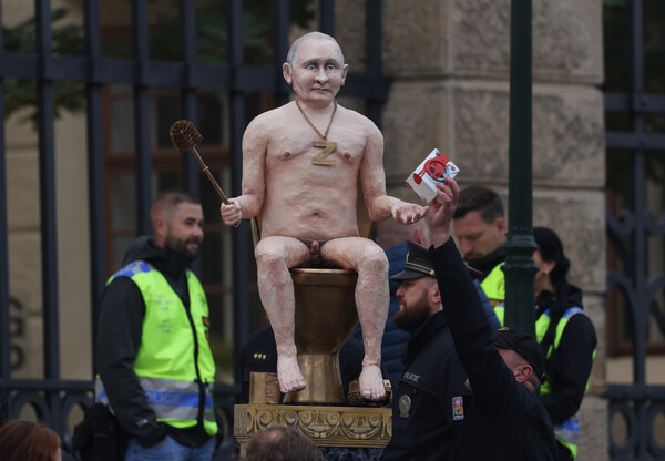 Γυμνό ομοίωμα του Βλαντίμιρ Πούτιν βγαίνει στο «σφυρί» -Κάθεται σε χρυσή τουαλέτα, κρατά ένα πιγκάλ