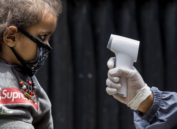 ΠΟΥ και CDC προειδοποιούν: Εκατομμύρια παιδιά κινδυνεύουν από ιλαρά λόγω Covid-19