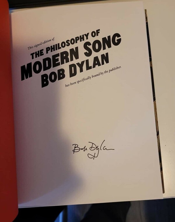 Μπομπ Ντίλαν: Πλήρωσαν 600$ για βιβλίο με αυτόγραφό του- Αλλά δεν ήταν από το χέρι του