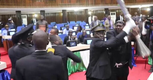 Χαοτικές σκηνές στη βουλή της Σιέρα Λεόνε - Ξύλο μεταξύ βουλευτών για τον εκλογικό νόμο