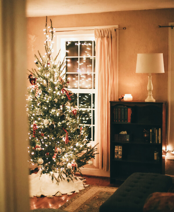 Χριστουγεννιάτικο δέντρο γεμάτο λαμπάκια