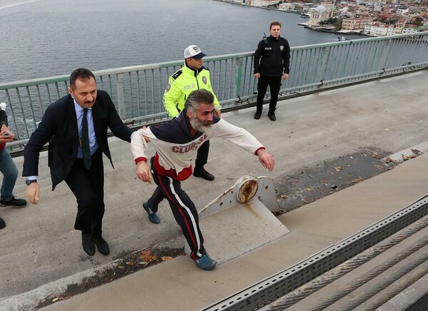 Ο Ερντογάν «έπεισε πολίτη να μην αυτοκτονήσει»- Από τη γέφυρα του Βοσπόρου