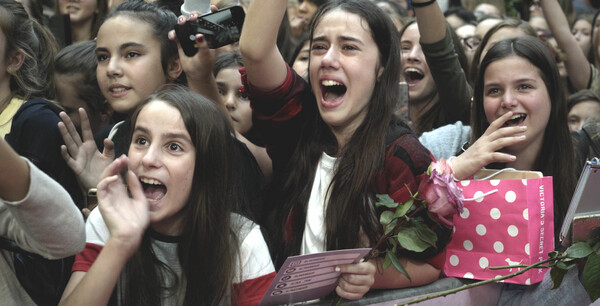 Girl Gang: Πώς είναι η πραγματική ζωή μια έφηβης influencer πέρα από τα social media;