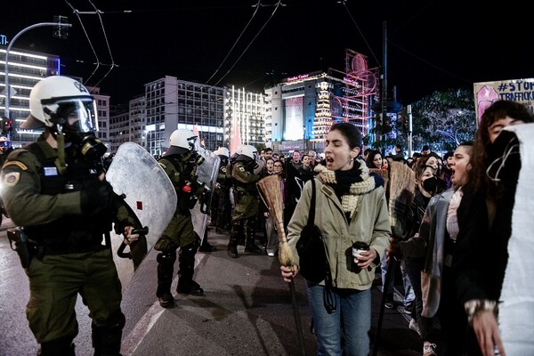 Δυναμική πορεία στην Αθήνα ενάντια σε γυναικοκτονίες και έμφυλη βία: «Για όλες τις Ελένες θα είμαστε γροθιά»