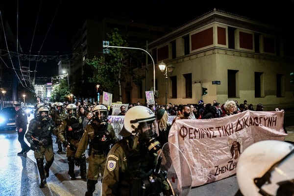 Δυναμική πορεία στην Αθήνα ενάντια σε γυναικοκτονίες και έμφυλη βία: «Για όλες τις Ελένες θα είμαστε γροθιά»