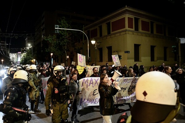 Δυναμική πορεία στην Αθήνα ενάντια σε γυναικοκτονίες και έμφυλη βία: «Για όλες τις Ελένες θα είμαστε γροθιά»