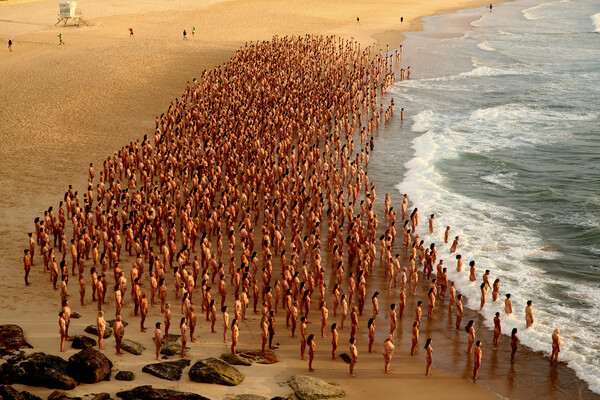 Αυστραλία: Περίπου 2.500 άνθρωποι πόζαραν γυμνοί σε παραλία - Ηχηρό μήνυμα για τον καρκίνο του δέρματος