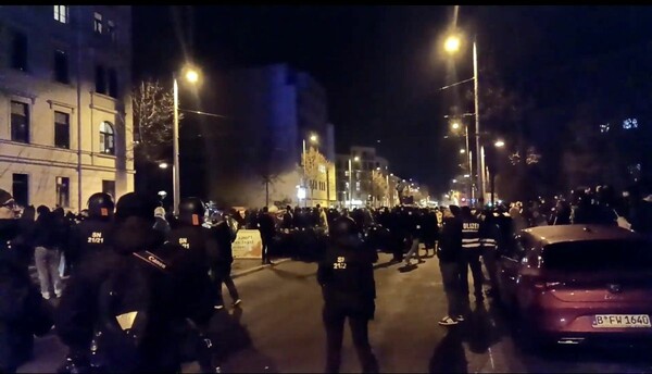 Συγκρούσεις με την αστυνομία σημειώθηκαν σε αντιαμερικανική συγκέντρωση στη Λειψία