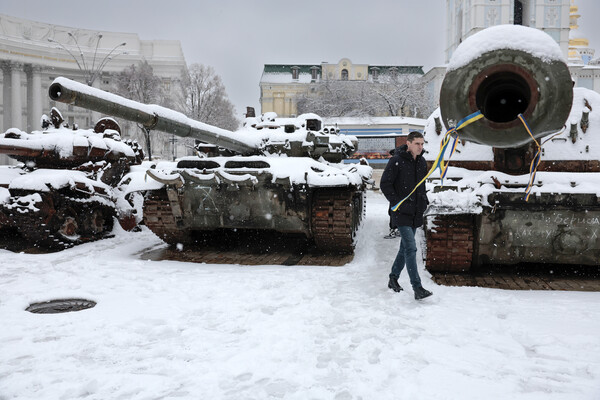 Ουκρανία: Στο Κίεβο χιονίζει και εκατομμύρια Ουκρανοί παραμένουν χωρίς ηλεκτρικό ρεύμα