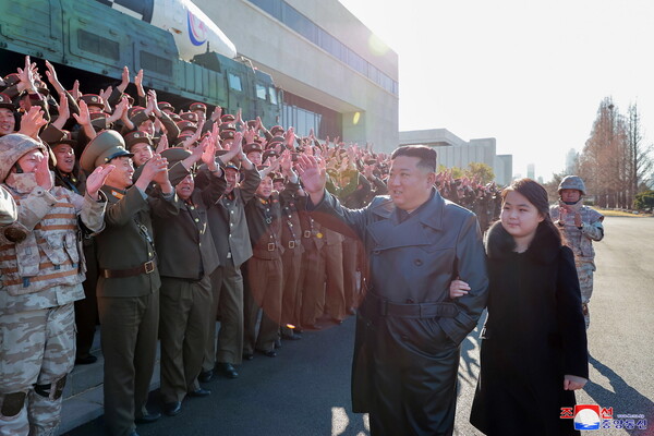 Ο Κιμ Γιονγκ Ουν ξανά μαζί με την κόρη του επιθεωρούν το νέο διηπειρωτικό «πυραυλο - τέρας» 