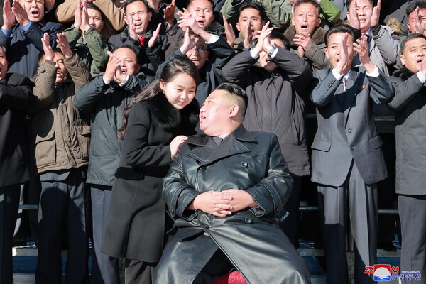 Ο Κιμ Γιονγκ Ουν ξανά μαζί με την κόρη του επιθεωρούν το νέο διηπειρωτικό «πυραυλο - τέρας» 