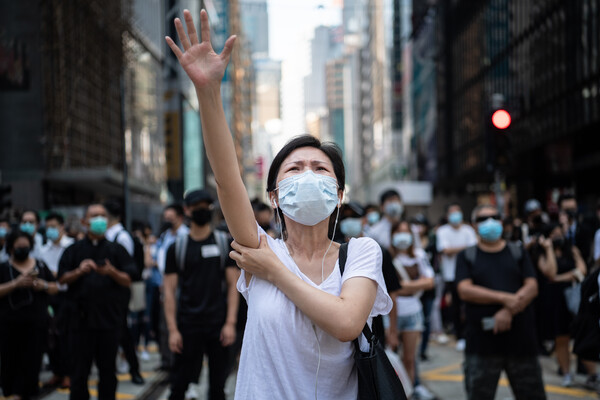 Κίνα: Οργισμένες διαδηλώσεις κατά της πολιτικής για «μηδενική COVID-19» - Μετά από πολύνεκρη «λόγω καραντίνας» φωτιά 