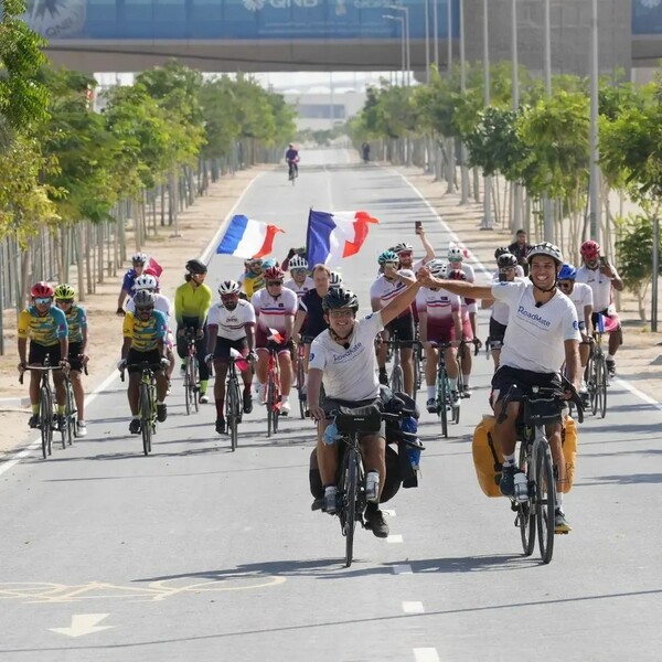 Παρίσι - Ντόχα με ποδήλατο: Έκαναν ταξίδι 7.000 χιλιομέτρων για να δουν τη Γαλλία στο Μουντιάλ
